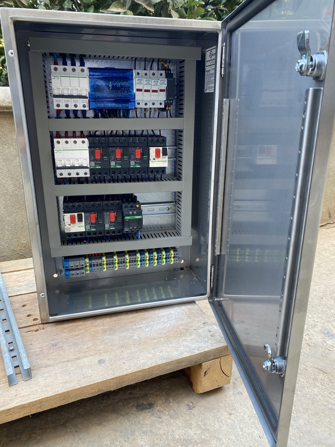 Armoire électrique inox câblée pour l'industrie en Algérie