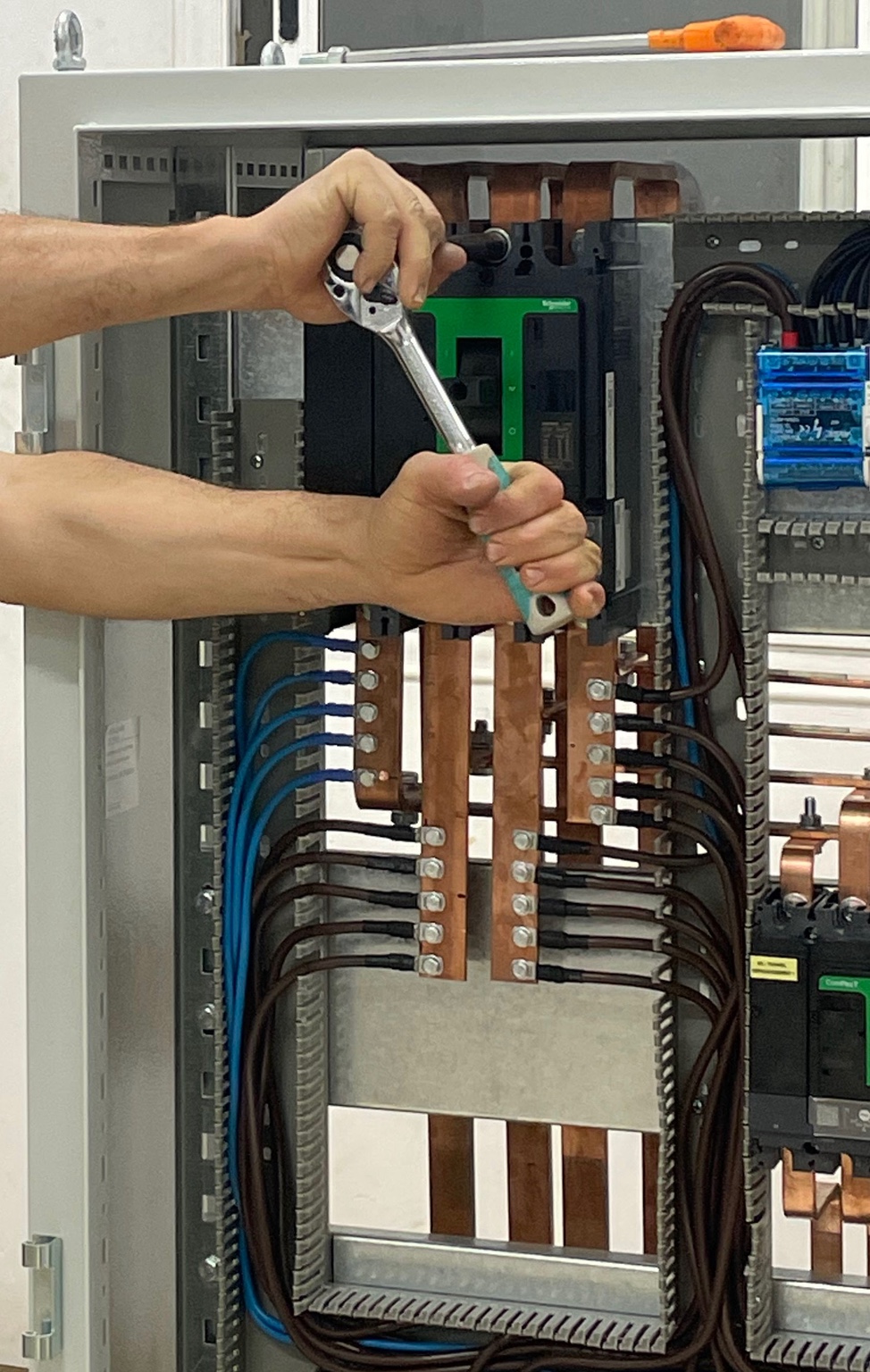 Câblage de puissance et disjoncteur sur armoire électrique industrielle
