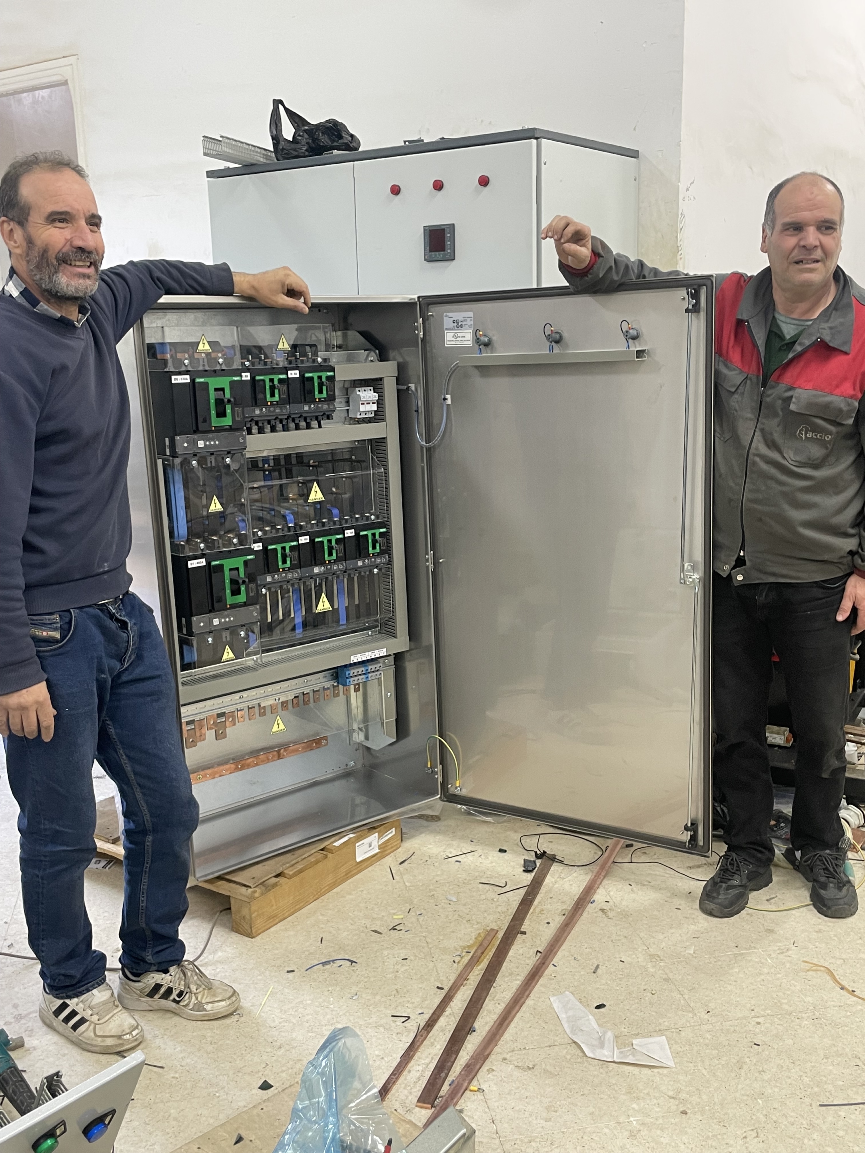 Équipe Technique Industrielle devant un TGBT réalisé à Alger